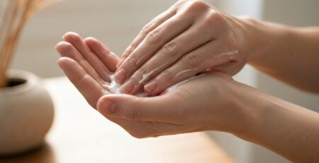 Crème mains très sèches et abîmées : 3 étapes pour les réparer