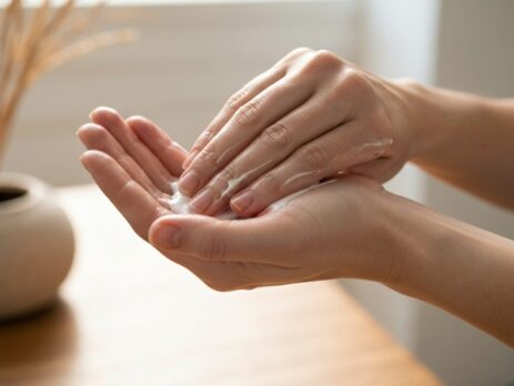 Crème mains très sèches et abîmées : 3 étapes pour les réparer